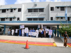 Las enfermeras paran sus labores en demanda de que el Gobierno cumpla con acuerdos firmados